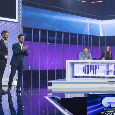 Roberto Leal recibe a David Bustamante como cuarto miembro del jurado en la gala 1 de 'OT 2017'