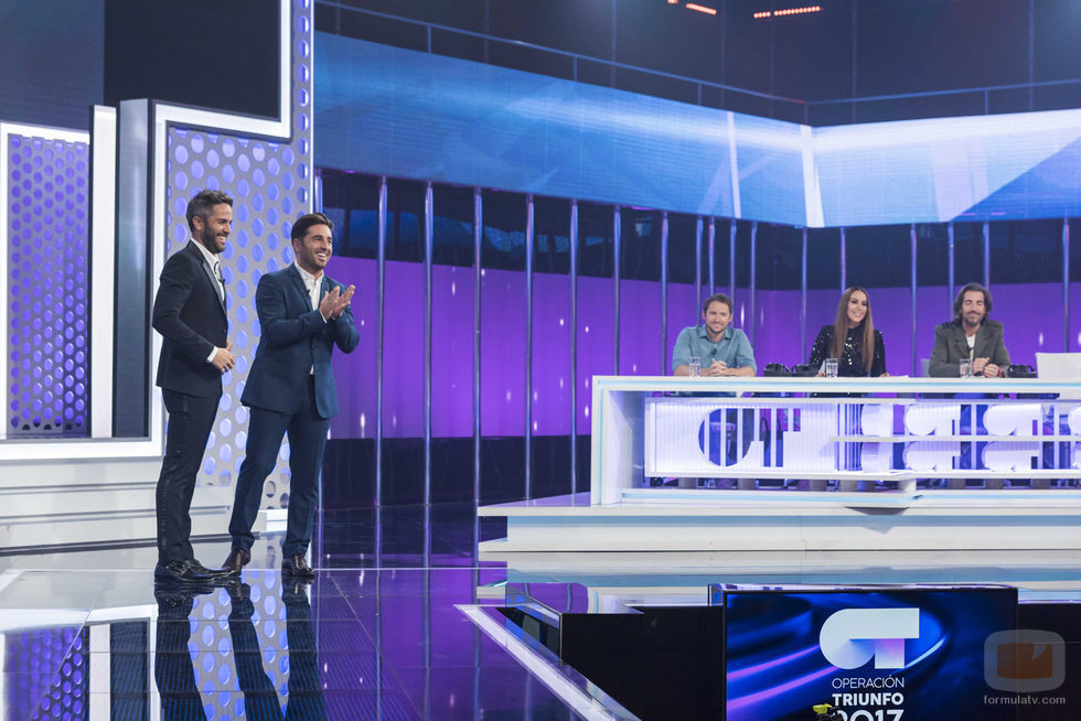 Roberto Leal recibe a David Bustamante como cuarto miembro del jurado en la gala 1 de 'OT 2017'