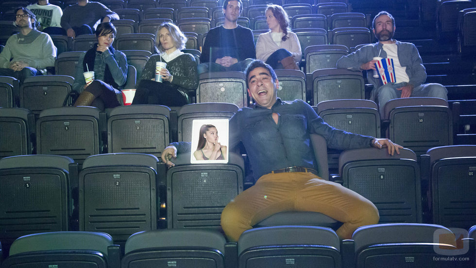 Amador Rivas va al cine con su acompañante virtual en el quinto episodio de la décima temporada de 'La que se avecina'