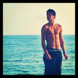 Luis Cepeda ('OT 2017') posa sin camiseta en la playa