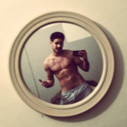 Luis Cepeda ('OT 2017') se desnuda frente al espejo