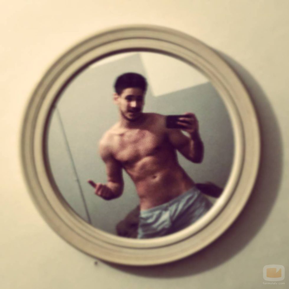 Luis Cepeda ('OT 2017') se desnuda frente al espejo