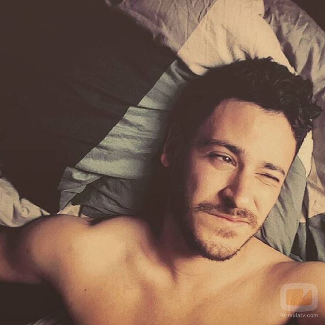Cepeda, 'OT 2017', guiña un ojo tumbado en la cama sin camiseta