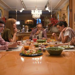 Cena en familia en una de las escenas de 'Fugitiva'