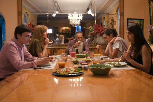 Cena en familia en una de las escenas de 'Fugitiva'