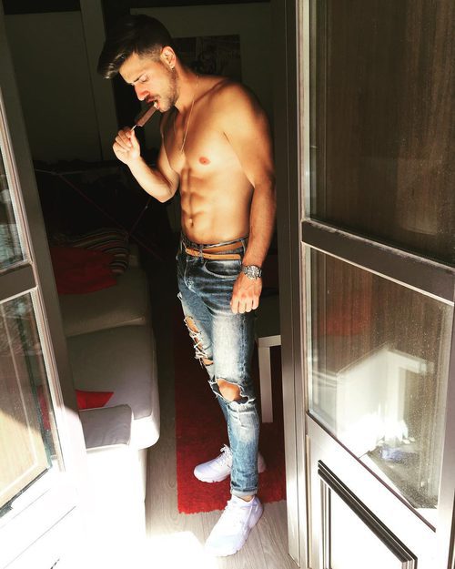 Albert Álvarez ('MYHYV') posa sexy sin camiseta