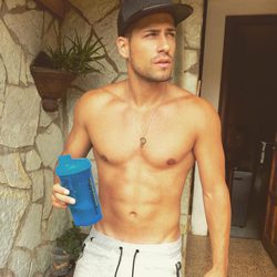 Albert Álvarez ('MYHYV'), sin camiseta, antes de salir a correr