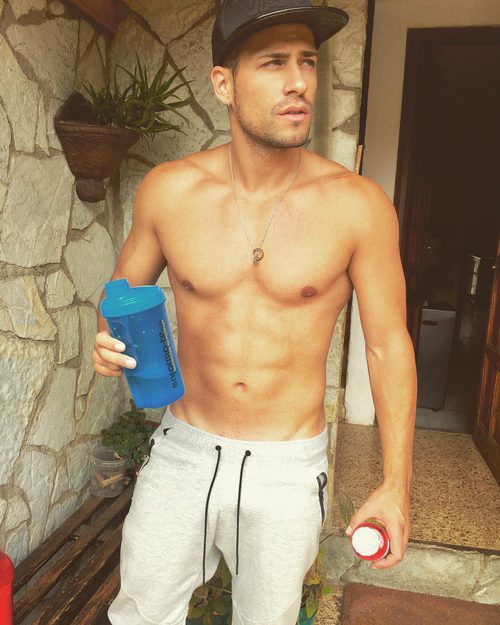 Albert Álvarez ('MYHYV'), sin camiseta, antes de salir a correr