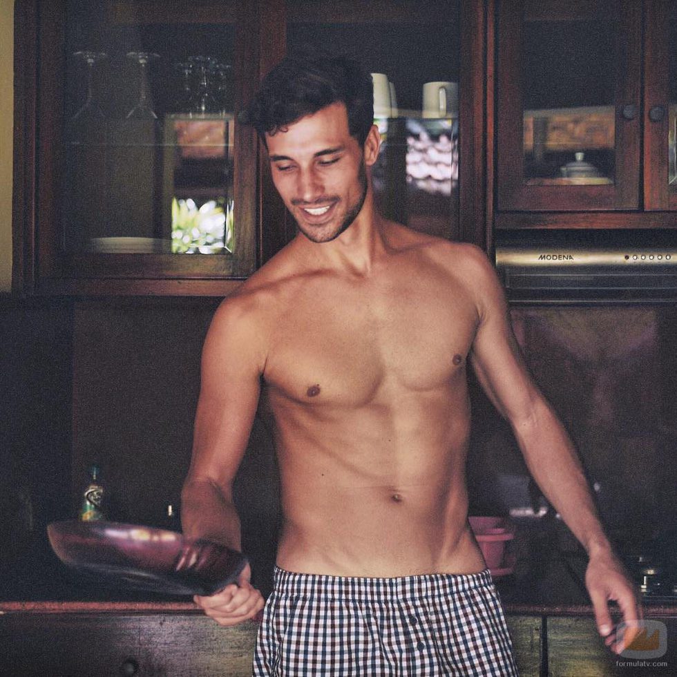 Jaime Astrain, nuevo colaborador de 'El chiringuito de Jugones', cocina semidesnudo