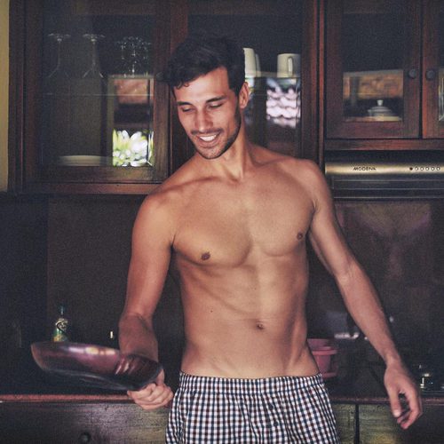 Jaime Astrain, nuevo colaborador de 'El chiringuito de Jugones', cocina semidesnudo