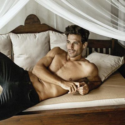 Jaime Astrain ('El chiringuito de Jugones') seduce a la cámara, semidesnudo