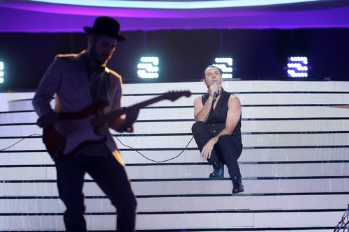 Miquel Fernández interpreta a Bono de U2 en la gala 7 de 'Tu cara me suena'