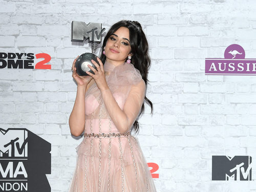 Camila Cabello posa con su premio en los MTV EMAs 2017