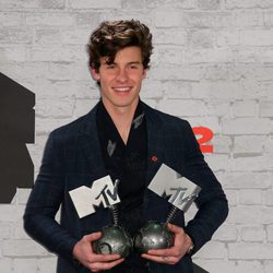 Shawn Mendes posa con sus premios en los MTV EMAs 2017