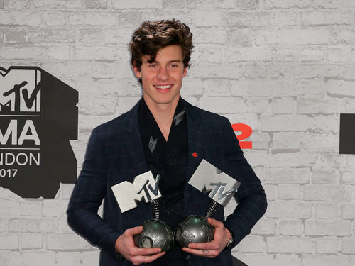 Shawn Mendes posa con sus premios en los MTV EMAs 2017