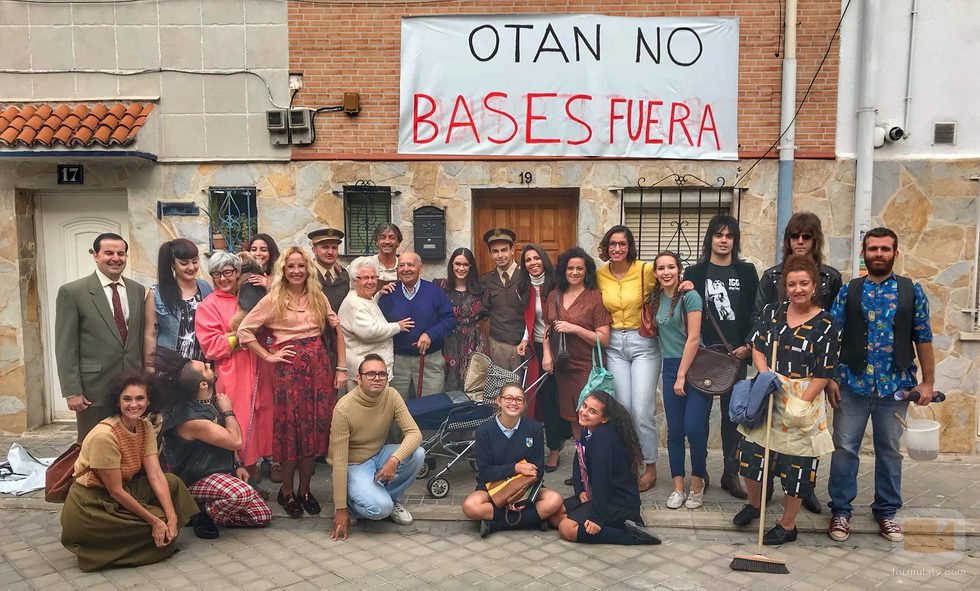 Ana Pastor posa junto a los  actores que protagonizan el anuncio de '¿Dónde estabas entonces?' 