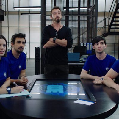 Algunos de los protagonistas junto a su jefe en 'Cuerpo de élite'