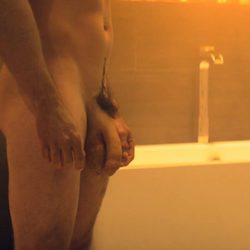 Josh Hutcherson desnudo completamente en 'Future Man'