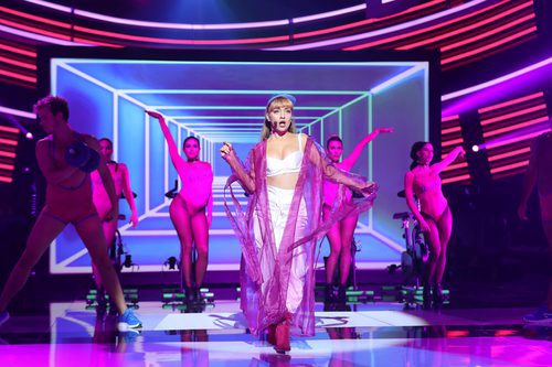 Ana Mena, artista invitada de  'Tu cara me suena', imita a Ariana Grande