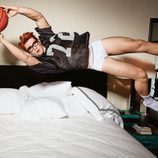 K.J Apa posa saltando en calzoncillos sobre una cama pra GQ