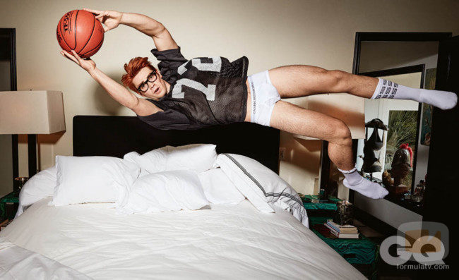 K.J Apa posa saltando en calzoncillos sobre una cama pra GQ
