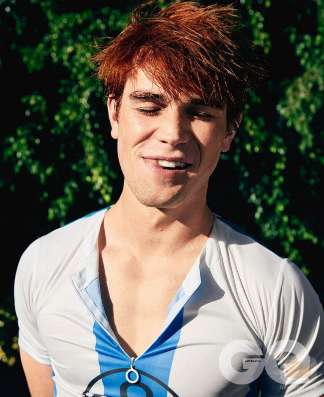 K.J Apa posa muy sexy para GQ