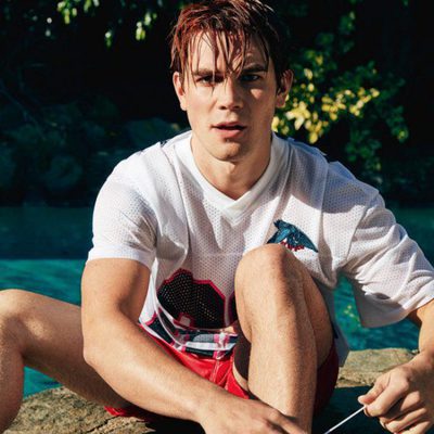 K.J Apa posa con el pelo mojado para GQ