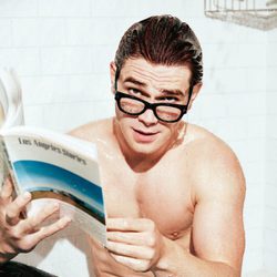 K.J Apa posa semidesnudo con una revista y gafas en la ducha para GQ
