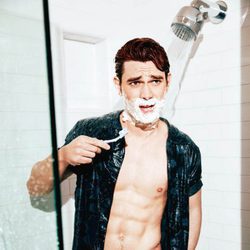 K.J Apa posa sexy afeitándose en la ducha para GQ