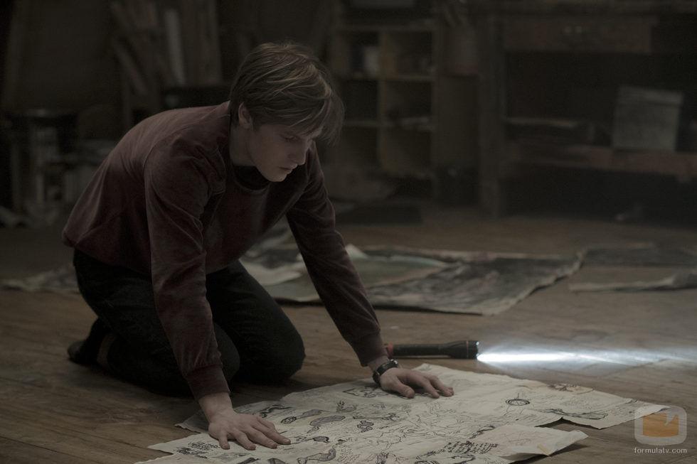 Louis Hofmann observa un mapa en 'Dark'