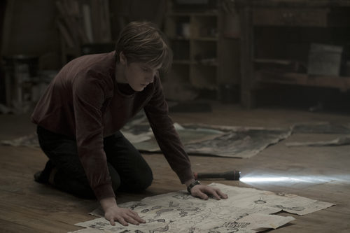 Louis Hofmann observa un mapa en 'Dark'