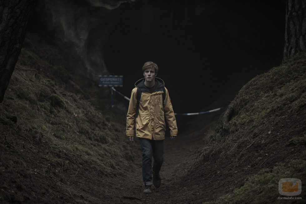 Louis Hofmann camina en el bosque en 'Dark'