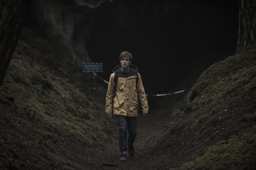 Louis Hofmann camina en el bosque en 'Dark'