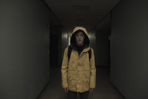 Louis Hofmann en un oscuro pasillo en 'Dark'