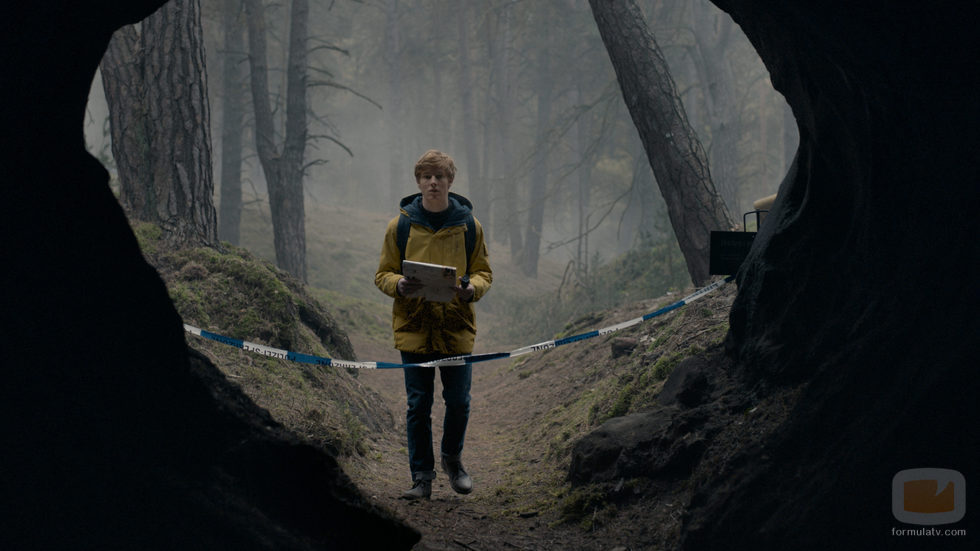 Louis Hofmann en la entrada de la cueva en 'Dark