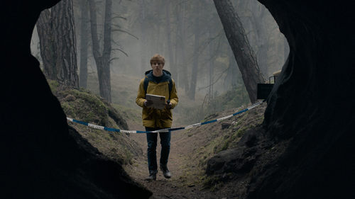Louis Hofmann en la entrada de la cueva en 'Dark