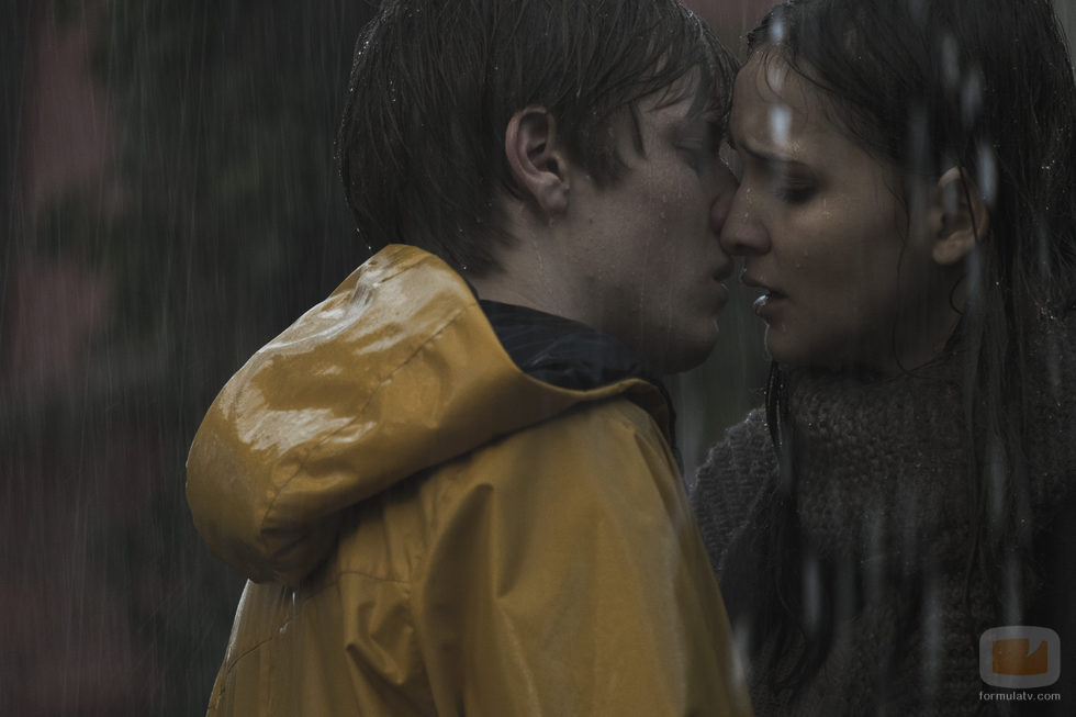 Louis Hofmann y Lisa Vicari en 'Dark'