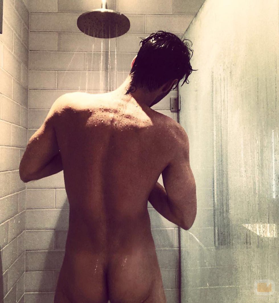 Jon Kortajarena posa totalmente desnudo en la ducha