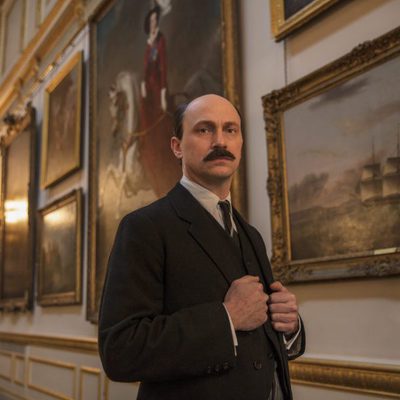 Adeane, el Secretario Privado de la Reina, en la segunda temporada de 'The Crown'