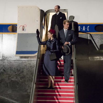 Isabel, Felipe y Adeane regresan de un tour mundial en la segunda temporada de 'The Crown'