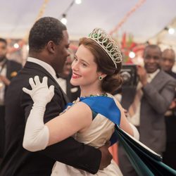 Isabel y Nkrumah en la segunda temporada de 'The Crown'