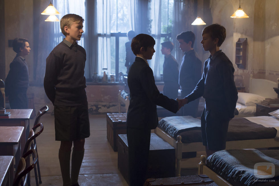 Carlos conoce a sus nuevos compañeros en la segunda temporada de 'The Crown'