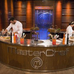 Saúl Craviotto y Silvia Abril concinando en el duelo final de 'MasterChef Celebrity 2'