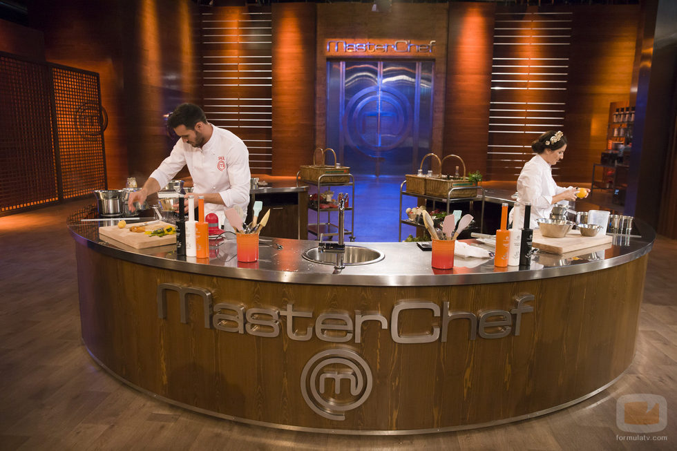 Saúl Craviotto y Silvia Abril concinando en el duelo final de 'MasterChef Celebrity 2'