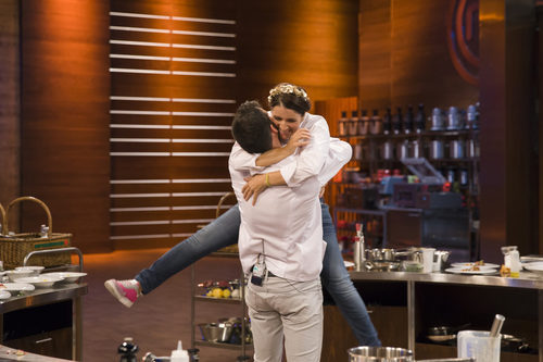 Silvia Abril y Saúl abrazados en el duelo final de 'MasterChef Celebrity 2'