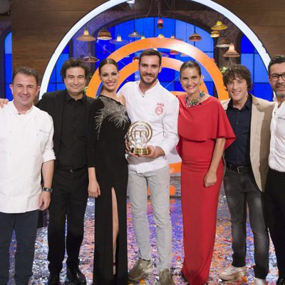 Los jueces posan junto a Saúl Craviotto y Eva González en la final de 'MasterChef Celebrity 2'