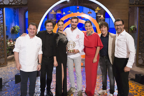 Los jueces posan junto a Saúl Craviotto y Eva González en la final de 'MasterChef Celebrity 2'