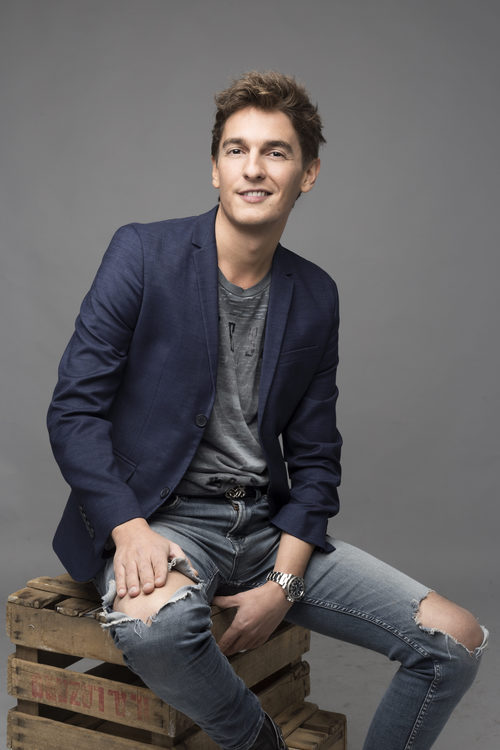 Xavi Martínez posa sentado sobre unas cajas