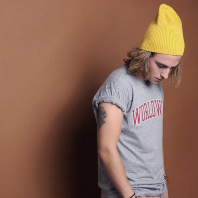 Manel Navarro posa cabizbajo con un gorro amarillo