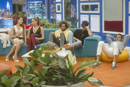 Varios concursantes aguardan la expulsión de la noche en la gala 11 de 'GH Revolution'